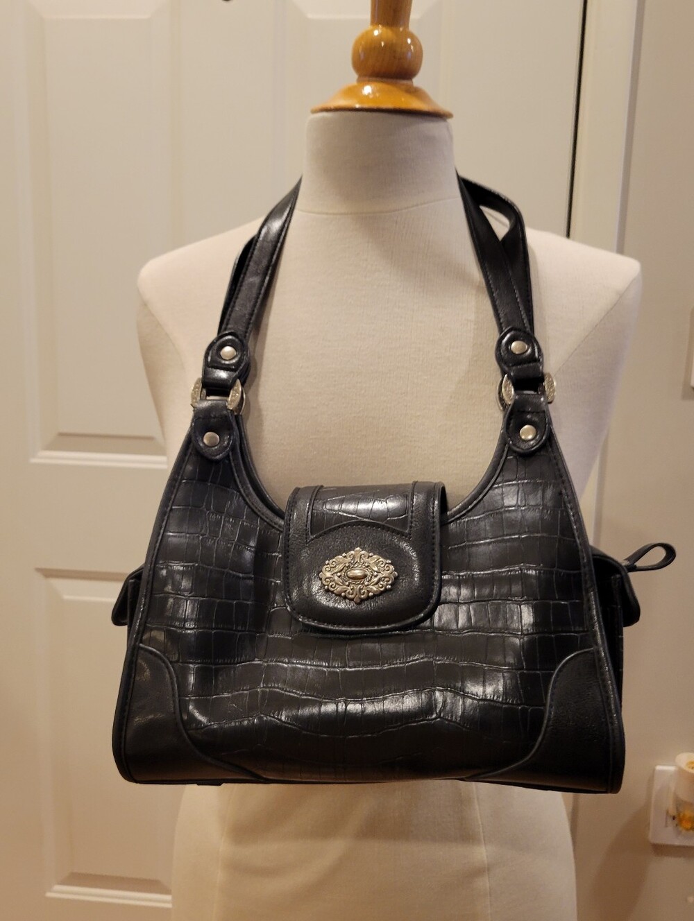 EUC~CROFT & BARROW Black Croc-Embossed Leather Shoulder Bag